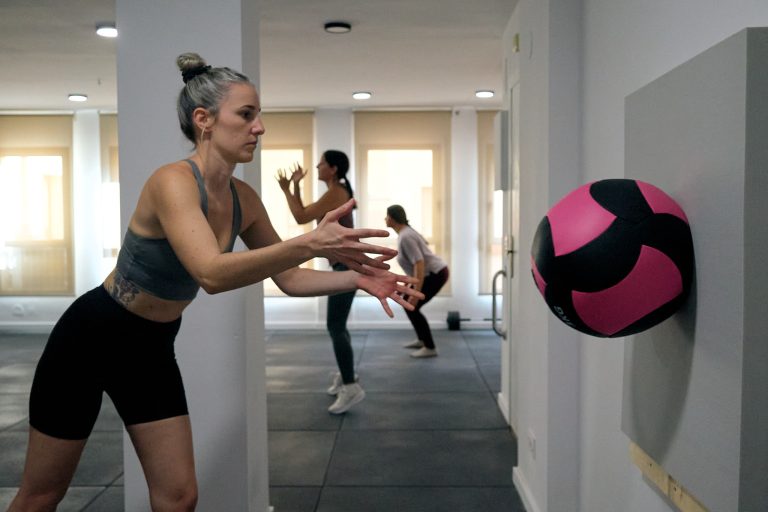 Mujer realizando ejercicios postparto para cerrar la diástasis abdominal usando respiración correcta.