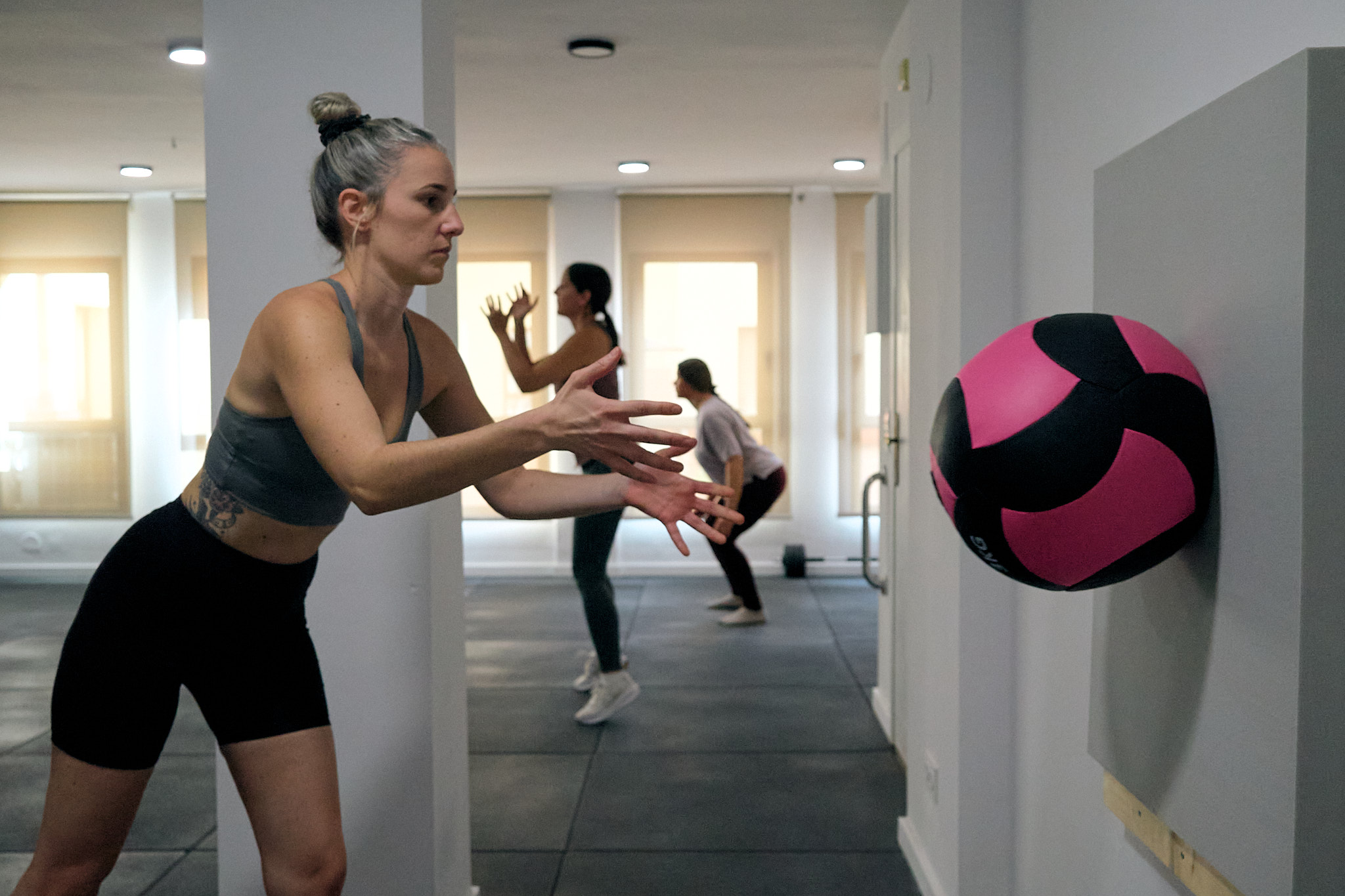 Mujer realizando ejercicios postparto para cerrar la diástasis abdominal usando respiración correcta.